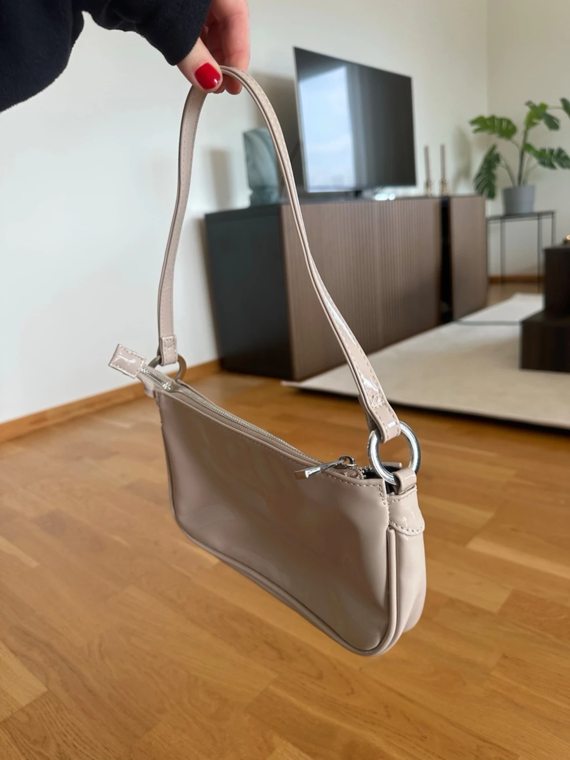 Beige axelremsväska i lack - 1