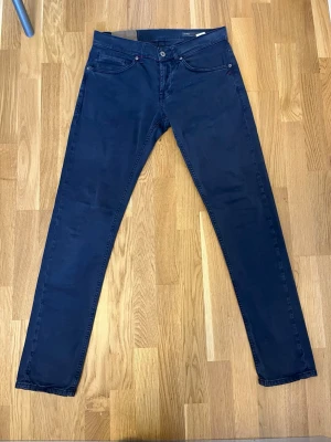 Dondup George jeans - Sälje dessa feta dondup George jeans i mycket fint skick. Jeansen är lite mer chinos aktiga och passar perfekt nu inför våren!