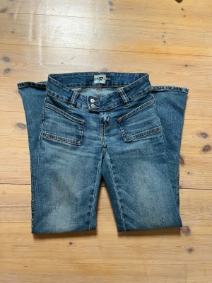 Lowaist bootcut jeans  - Säljer ett par jättefina blå bootcut och lowaist jeans. Jeansen har två stora fickor fram och klassiska bakfickor. De är i storlek xxs men skulle säga att de sitter som xs. Jeansen är jättefina och har längden short. Skriv ifall fler frågor!🩷🩷🩷