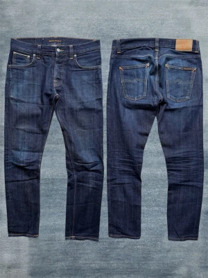 *DRY SELVAGE* NUDIE GRIM TIM - Ett par extremt snygga och bekväma jeans från nudie gjorda i selvedge av mycket hög kvalitet! Kommer att utveckla en ännu snyggare fade med tiden! Storlek 30/30 - Hör av dig vid frågor!