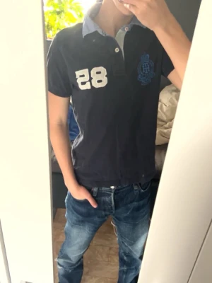 Tommy Hilfiger Piké - Tommy Hilfiger - Storlek:S - Bra skick -     Nypris: 749kr - Mitt pris: 249kr - Hör av dig vid funderingar💫