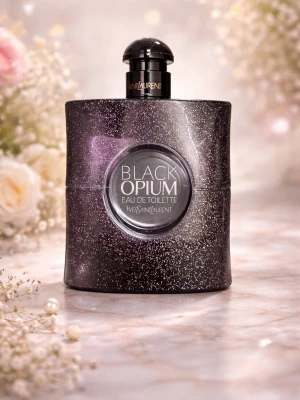 Yves Saint Laurent Black Opium EdT - Black Opium Eau de Toilette från Yves Saint Laurent i en snygg svart och glittrig flaska med rundad form. Flaskan har en rund etikett i mitten och elegant svart kork.   Flaskan är tom o inte full den är även äkta. 