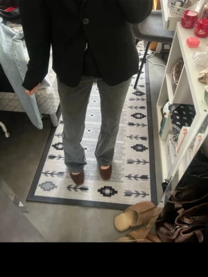 Grå raka jeans med snygga fickor - Säljer ett par snygga gråa jeans med fina fickor, passar till allt. Storlek 170 o passar mig som har xs i jeans. Använt en gång o har inga skador