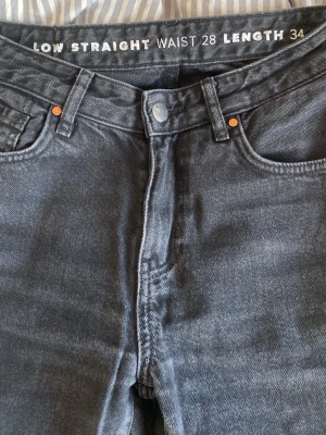 Svarta straight jeans low waist - Säljer ett par svarta jeans med rak passform och låg midja. Jag upplever jeansen mer midwaist. Midjemått 28 och benlängd 34.