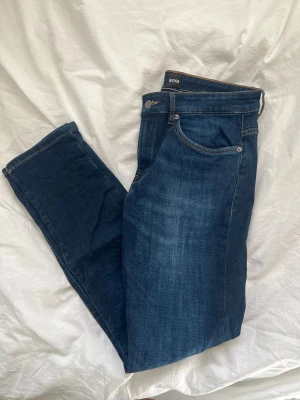 Mörkblå jeans från BOSS - Säljer ett par mörkblå jeans från BOSS, som nya endast använda fåtal gånger 