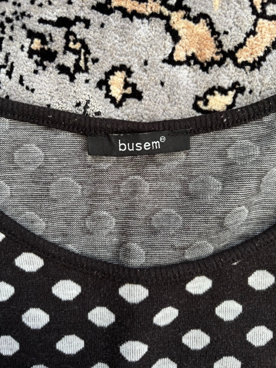 Svart tröja med vita prickar (polka dots)  - 2