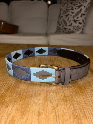 2x bundle läder bälte  - Ett stilrent mönstrat läderbälte tillverkat i slitstarkt äkta läder. Bältet har ett dekorativt mönster som ger ett klassiskt och elegant utseende, vilket gör det enkelt att matcha med både vardagliga och mer uppklädda outfits.  Finns i storlek 80 cm eller 90cm, mätt från bältets början till det mittersta hålet