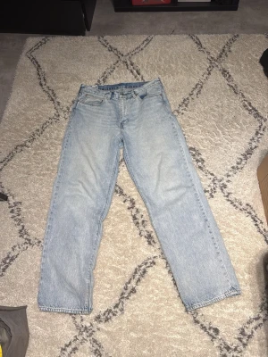  ljusblå Levi's jeans - Ljusblå Levi's jeans i klassisk grandpa fit använder inte de så mycket och darför vill jag sälja de jätte sköna o bekväma i stilen
