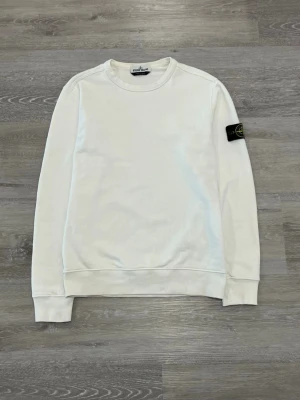 Stone Island Sweatshirt – Size M - Selling this clean and stylish Stone Island sweatshirt in excellent condition ✨ It has been worn only a few times, so it’s still very clean, well‑kept, and looks great. The item is 100% authentic, complete with the original sleeve badge.  Size: M Color: White 🤍  Measurements:  Length: 66 cm Width (pit to pit): 51 cm  I will ship it immediately after purchase 📦💨