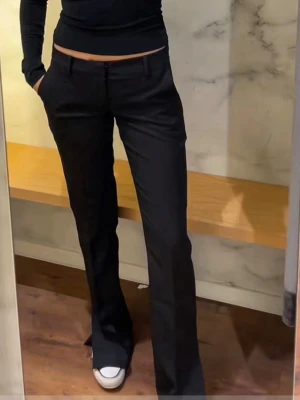 Vera low kostymbyxor - BikBok  - Populära lågmidjade kostymbyxor från BikBok (VERA LOW). Använt några gånger men de är som nya! (Lånad bild)!