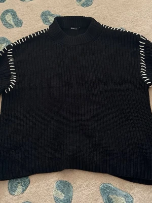 Gina Tricot tröja  - Super fin Gina tröja med vita detaljer. Bra skick, storlek S