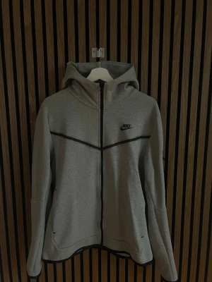 Grå Nike hoodie med dragkedja - Nike tech hoodie. Storleken är M men sitter som en S.