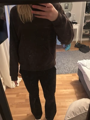 Mörkbrun hoodie - En enkel och stilren mörkbrun hoodie i oversized passform från Gina 