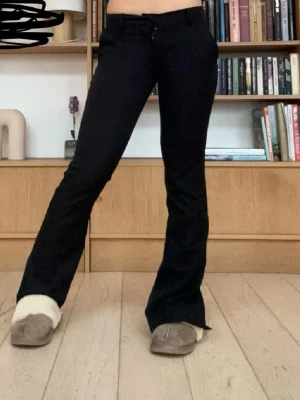 Bik bok kostymbyxor - Säljer ett par svarta kostymbyxor med bootcut passform. Perfekta för en clean och stilren outfit. Inga difekter eller andra skador!