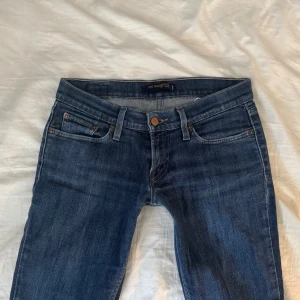 Levi’s jeans - Snygga lågmidjade omsydda jeans ifrån Levi’s! Skulle säga storlek storlek S/EU. Midjemått: ca 37,5cm. Innerbenslängd: ca 77,5m.☺️ skriv om ni vill ha fler bilder med jeansen på eller på det omsydda! Jag kan ofta posta samma dag som varan är köpt!