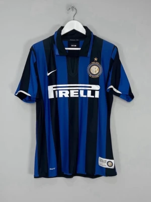 Inter Milan matchtröja Nike - Klassisk Inter Milan matchtröja från Nike med blå och svarta vertikala ränder, klubbmärke och Pirelli-logga på bröstet. Tröjan har korta ärmar, krage och är tillverkad i lätt funktionsmaterial som andas. Perfekt för fotbollsträning eller att bära som supporter. Finns i flera storlekar!!! Pris kan diskuteras!!!