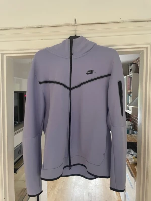 Nike tech lila fleece 💜  - Säljer min Nike tech fleece, endast använd 4-5 gånger. Condition 9.5/10. Vid frågor bara skriv 💬 