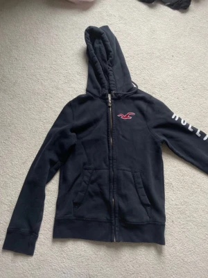 Vintage hollister zip up hoodie - Inget slitage eller fläckar, bara lappen som har fastat lite som ni ser på en av bilderna. Kom privat för fler bilder, pris kan diskuteras.