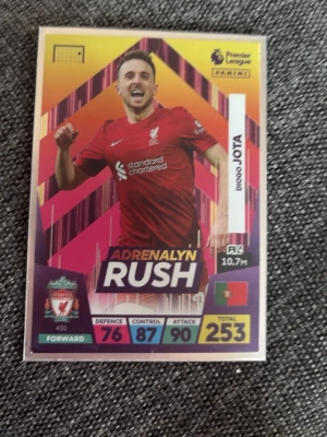 Adrenalyn Rush Liverpool spelkort - Säljer ett Adrenalyn Rush spelkort från Panini med Liverpool-tema. Kortet har färgstarka grafiska mönster i gult, rosa och lila, och visar en spelare i röd Liverpool-tröja. Kortet har statistik och klubbmärke tryckt på framsidan.