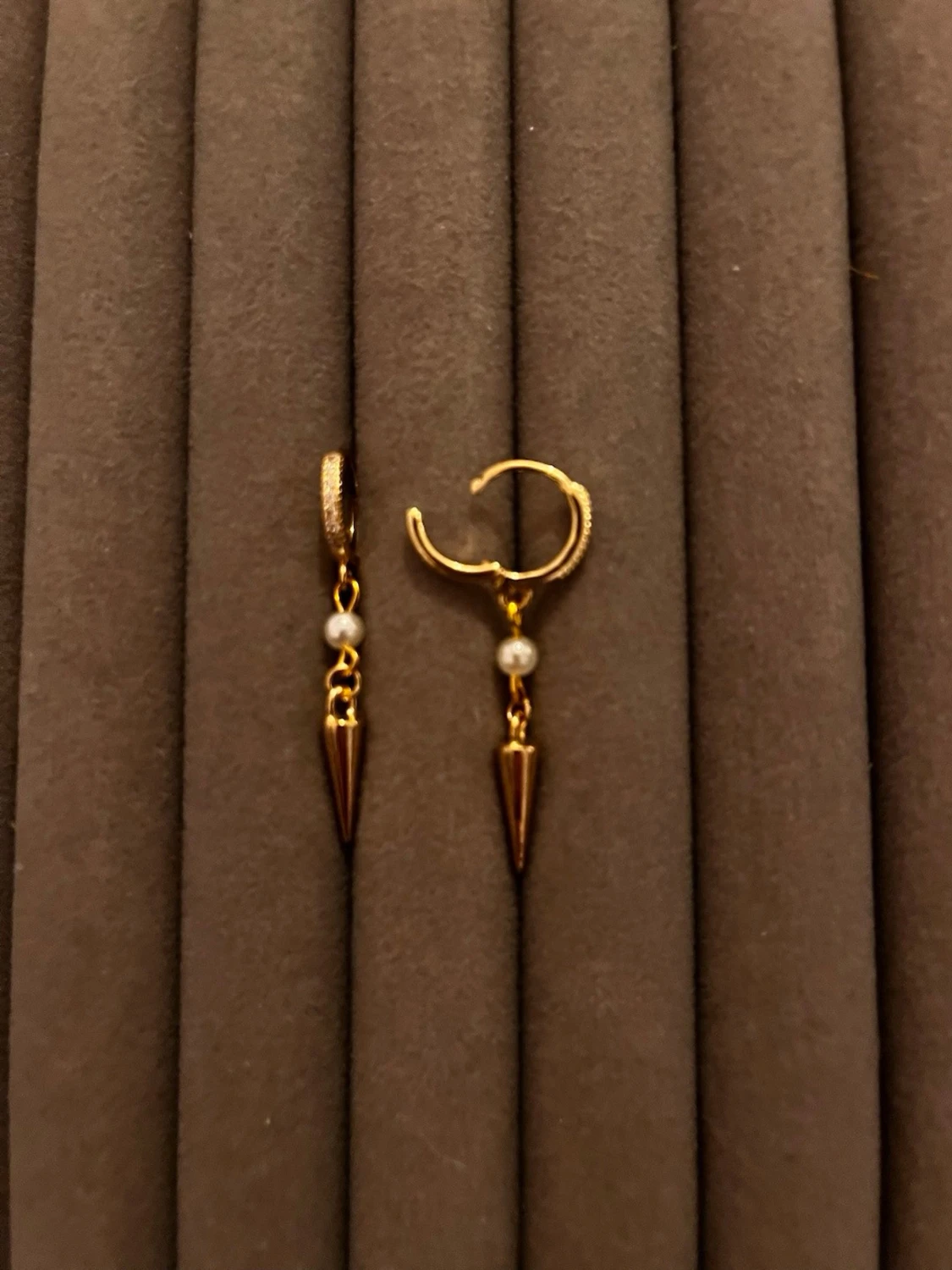 Guldiga örhängen med pärldetalj - 1