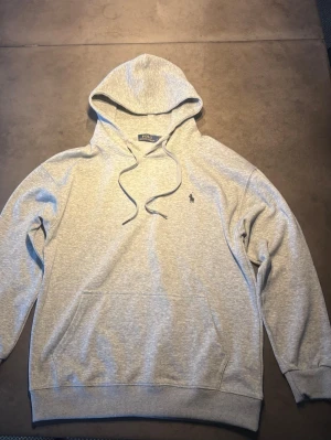 Ralph Lauren Hoodie  - Säljer en riktigt snygg, stilren och skön grå hoodie från Ralph Lauren. Storlek: L. Skriv vid frågor eller kom med bud!