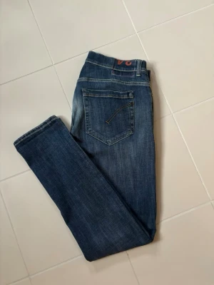 Dondup George jeans w34 - Blå stentvättade ursnygga populära trendiga Dondup George jeans i w34 säljes. 45 cm breda och 106 cm total längd. Inga hål eller fläckar i grymt skick verkligen! Absolut toppen skick nästan nyskick! Jätte snygga på, grym passform och jättefina perfekta nu till våren!