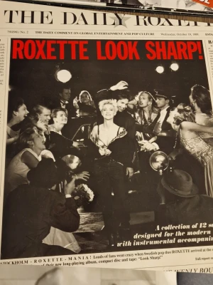 Roxette Look Sharp! Lp - Säljer en LP med titeln 'Roxette Look Sharp!' som har ett tidningsliknande omslag i svart, vitt och rött. Retro och popkultur-inspirerad design. Perfekt för fans av svensk pop och 80-talets estetik. Inga repor. Som ny.