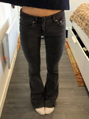 Lågmidjade bootcut jeans - Snygga svarta lågmidjade jeans från Lager 157, storlek XXS men passar mig som brukar ha XS. Pris kan diskuteras🩷