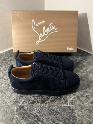 Christian Louboutin skor - Mörkblåa Christian Louboutin skor. Helt nya! Priset är inte fast. Kom privat för fler frågor.