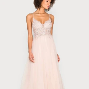 Balklänning skor tyll ljusrosa - Säljer denna otroliga balklänning! Endast använd en gång så i gott skick. Ljusrosa långklänning med tunna axelband, spetsdetaljer upptill och vacker öppen rygg. Kjolen är i flera lager tunn tyll som ger en drömmig känsla. Perfekt för bal eller festliga tillfällen.  Vackra paljettskor strlk 38 använda 2 h säljes för 500kr. Ord pris 2500.  