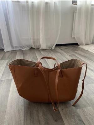 Stor brun väska - Säljer en rymlig väska i brun skinnimitation