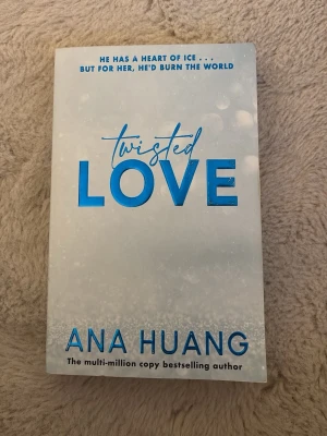 Twisted Love av Ana Huang - Twisted Love är en romantisk roman av Ana Huang med ett stilrent vitt omslag och blå metallic-tryck. Boken handlar om Alex Volkov och Ava Chen, och utforskar teman som kärlek, mörka hemligheter och personlig utveckling. Perfekt för dig som gillar känsloladdad contemporary romance.