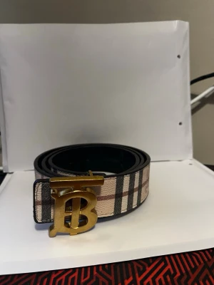 Burb bälte - Fett bälte som får dig att både sticka ut men kan även vara diskret med en helt svart design på andra sidan