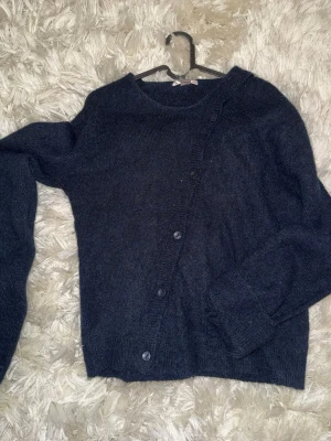 Mörkblå  kofta - Gina Tricot - Mysig mörkblå stickad kofta! Strl 170 men passar mig som har S! Aldrig använd 💕