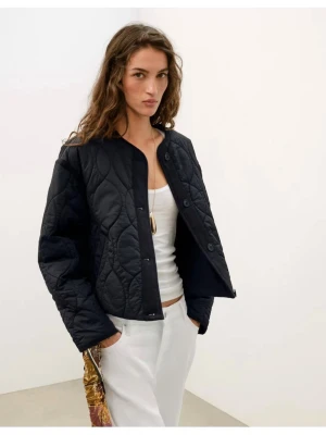 Kort vadderad jacka från Zara  - Säljer denna helt oanvända jacka från Zara i svart och storlek S. Lappar är kvar😊