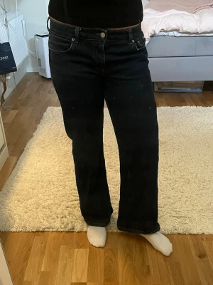 Mörkblå raka jeans från NAKD - Säljer ett par mörkblå jeans från NAKD med rak passform och låg midja. Högen bakficka har fått ett litet märke av att jag har haft min mobil där (se sista bilden), men inget man tänker på!