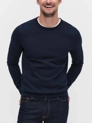 Mörkblå basic tröja herr - En stilren mörkblå tröja med rund halsringning och långa ärmar för en billig peng. Tröjan har en enkel och klassisk design, perfekt att matcha med jeans eller chinos.