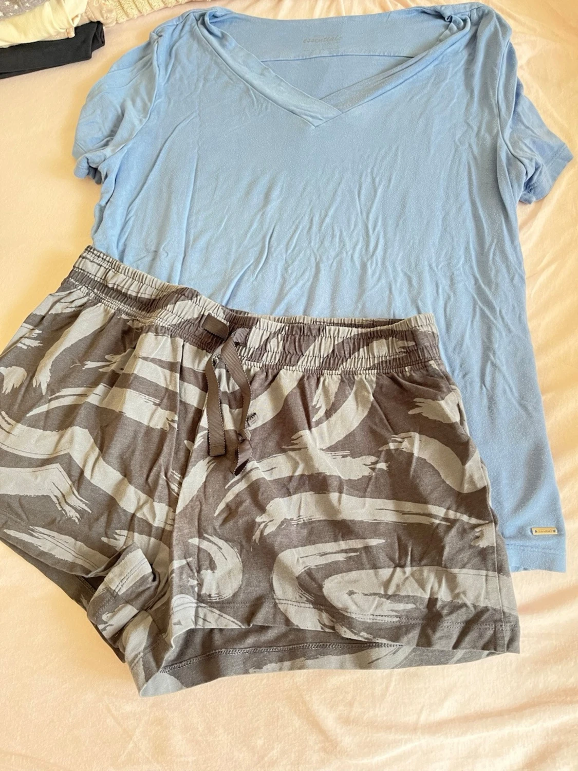 Blå pyjamas med mönstrade shorts - 1