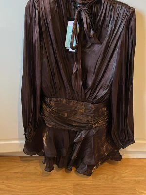 Brun omlottklänning med volang - Kort populär brun klänning från Gina Tricot 🌸🌸