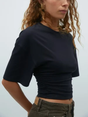 Mörkblå croppad topp  - OBS! Bilden ser mörkblå ut men tröjan är svart, och köpt ifrån lager 157. Säljer för att den är för stor🌸