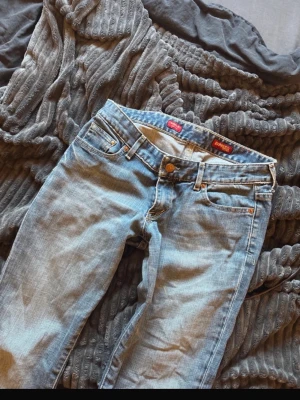 Ljusblå jeans  - Ljusblåa jeans från express i storlek 6. Sitter som en small och långa i benen. Bootcut