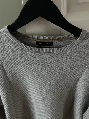 Massimo Dutti Cashmere Finstickad Tröja - Fint skick utöver att den har krympt lite. Passar M mer. Stickad i en blandning av Kashmir och Bomull. Modellen är 178cm och väger 61kg.