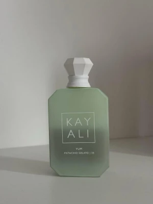 KAYALI YUM PISTACHIO GELATO | 33  - KAYALI YYM PISTACHIO GELATO | 33 ca 50 av 100ml kvar   noter: pistachio gelato hazelnut sweet rum whipped cream marshmallow  cotton candy