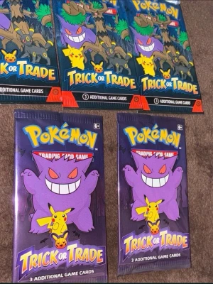 Pokémon Trick or Trade boosterpack - Säljer flera Pokémon Trick or Trade boosterpack med färgglada förpackningar. Varje paket innehåller 3 samlarkort och har motiv med Gengar och Pikachu på framsidan. Perfekt för dig som samlar Pokémonkort eller vill byta med vänner.