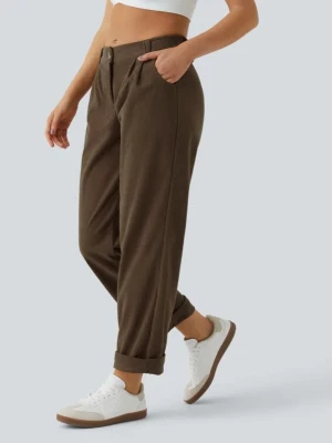 Bruna chinos med avslappnad passform - Snygga bruna chinos med rak och avslappnad passform. Byxorna har klassiska sidfickor, hällor för bälte och uppvikta benslut. Perfekta för en chill och stilren look. Materialet ser ut att vara bomullsblandning.