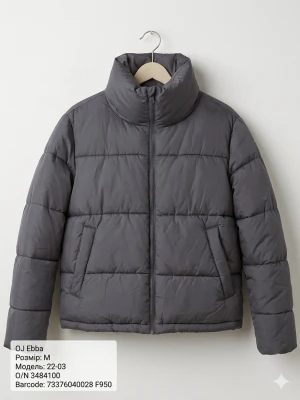 Mörkgrå sopuffad pufferjacka OJ Ebba - Snygg mörkgrå pufferjacka från OJ Ebba med hög krage och dragkedja framtill. Jackan har två snedställda fickor och quiltad design som ger en riktigt puffig look. sopuffad och varm, perfekt för kalla dagar. Tillverkad i syntetmaterial.