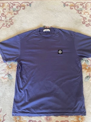 Lila Stone Island t-shirt - Lila stone Island t shirt i mycket bra skick, använd fåtal gånger :)