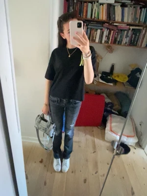 Svarta slitna low waist jeans från LTB - Säljer ett par svarta LTB Valerie jeans med slitningar på benen. L 36