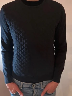 Massimo Dutti sweatshirt  - Säljer en snygg och bekväm sweatshirt i bra skick. Tröjan är mjuk och skön att ha på sig och passar perfekt till både vardag och chill. Den är sparsamt använd och har inga slitningar eller fläckar.    Storlek: M Märke: Massimo Dutti   Hör gärna av dig vid frågor!