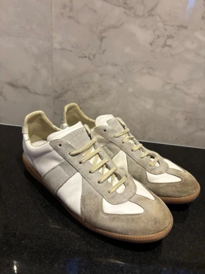 Masion margiela - Ett par feta masion margiela i storlek 43 De passar riktigt bra nu till våren och sommaren Skick 7/10 De är ganska använda men har fortfarande mycket att ge. De är lite smutsiga men vilket inte är svårt att ta bort😊  (De har en spricka vid hälen vilket jag tagit kort på) Skriv vid funderingar😁Ett par feta masion margiela i storlek 43 De passar riktigt bra nu till våren och sommaren Skick 7/10 De är ganska använda men har fortfarande mycket att ge. De är lite smutsiga men vilket inte är svårt att